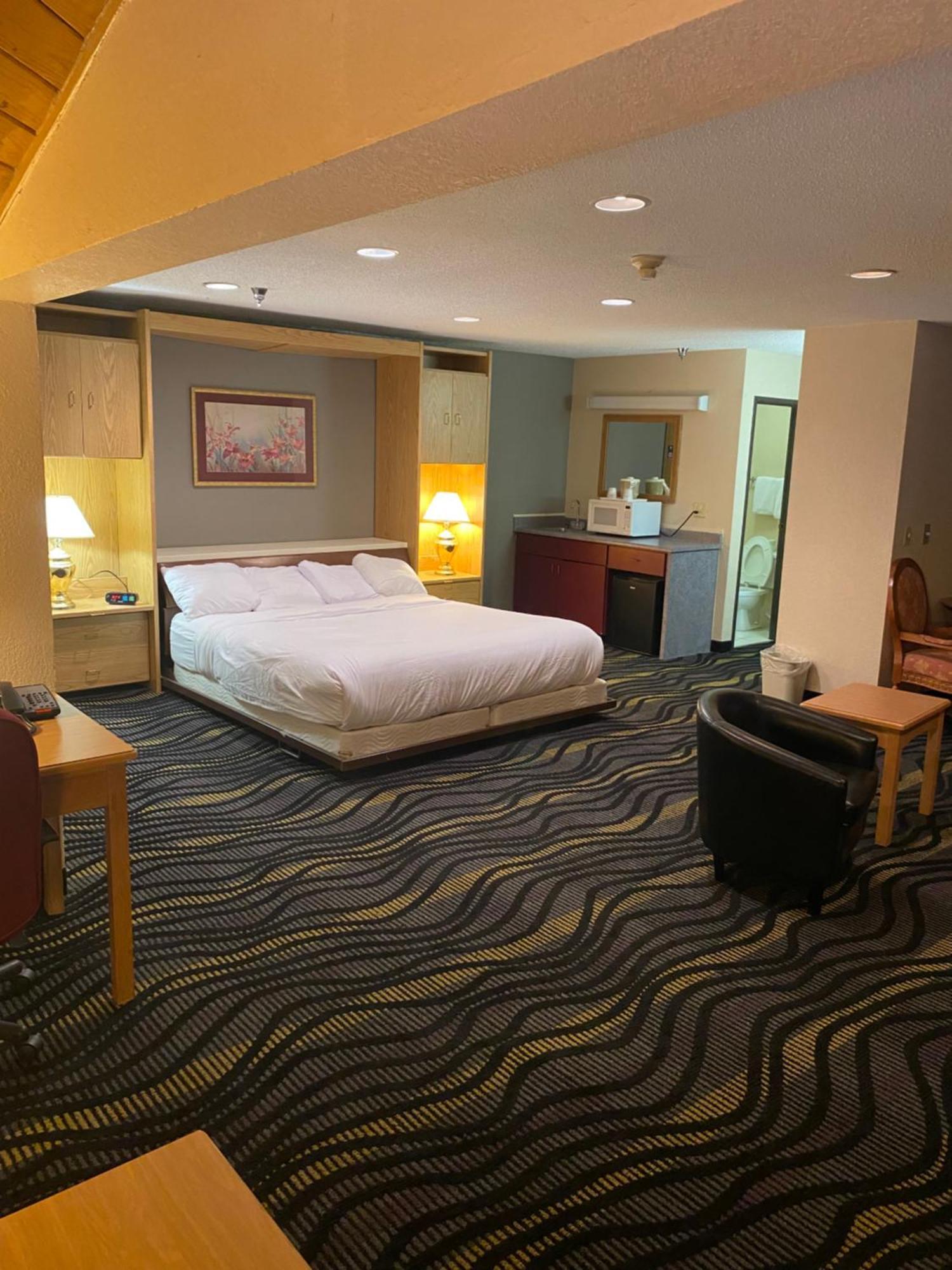 King Suite Jetted Tub Non-Smoking,1629426589:JPEG
